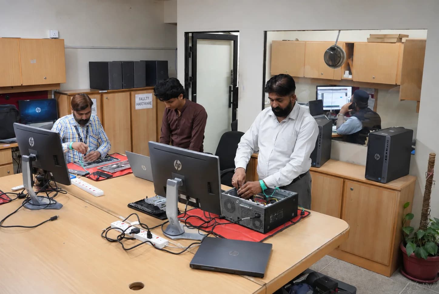 JBS engineers servicing HP desktops and laptops at the enterprise hardware bench